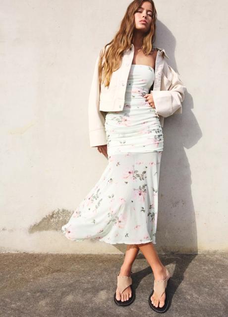 Imagen - Vestido con estampado de flores de Pull & Bear (25,99 euros)