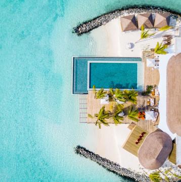 Imagen secundaria 1 - En orden: villas sobre el agua, restaurante The Retreat y AVI Spa, del Hotel InterContinental Maldivas.