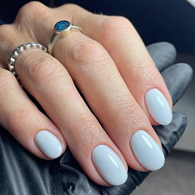 Uñas almendradas cortas en color azul pastel