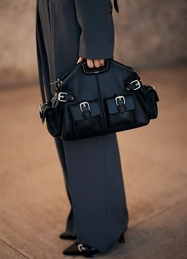 Imagen - Un look con bolso en negro de la firma Maje. Foto:Launchmetrics spotlight.