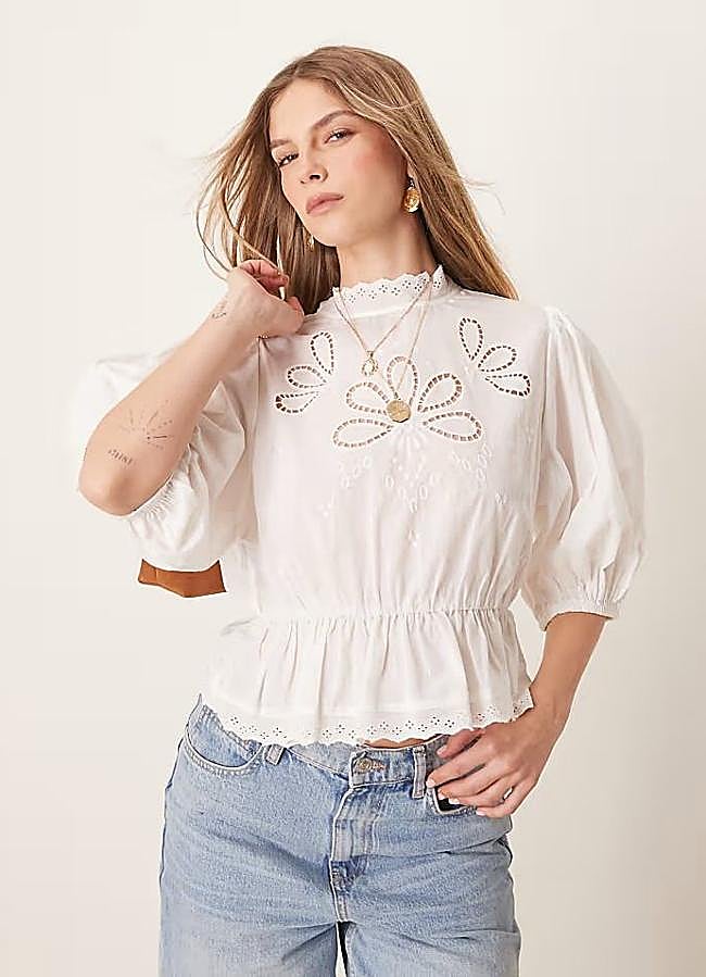 Imagen - Camisa blanca bordada con mangas abullonadas