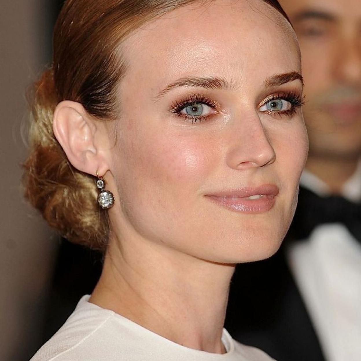 La actriz Diane Kruger con lápiz de ojos metalizado