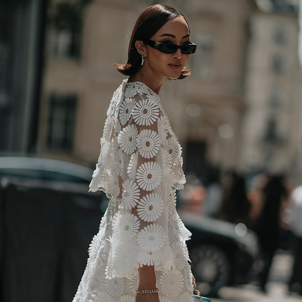 Mujer con blusa con transparencias