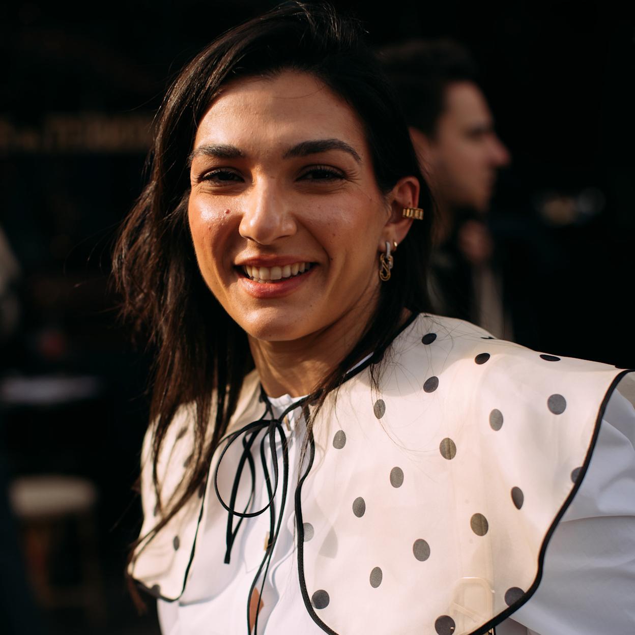 Este es el accesorio que adornará tus camisas blancas