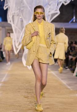 Imagen secundaria 2 - Looks en amarillo mantequilla para la primavera 2025 de Chanel, Chloé y Lacoste.