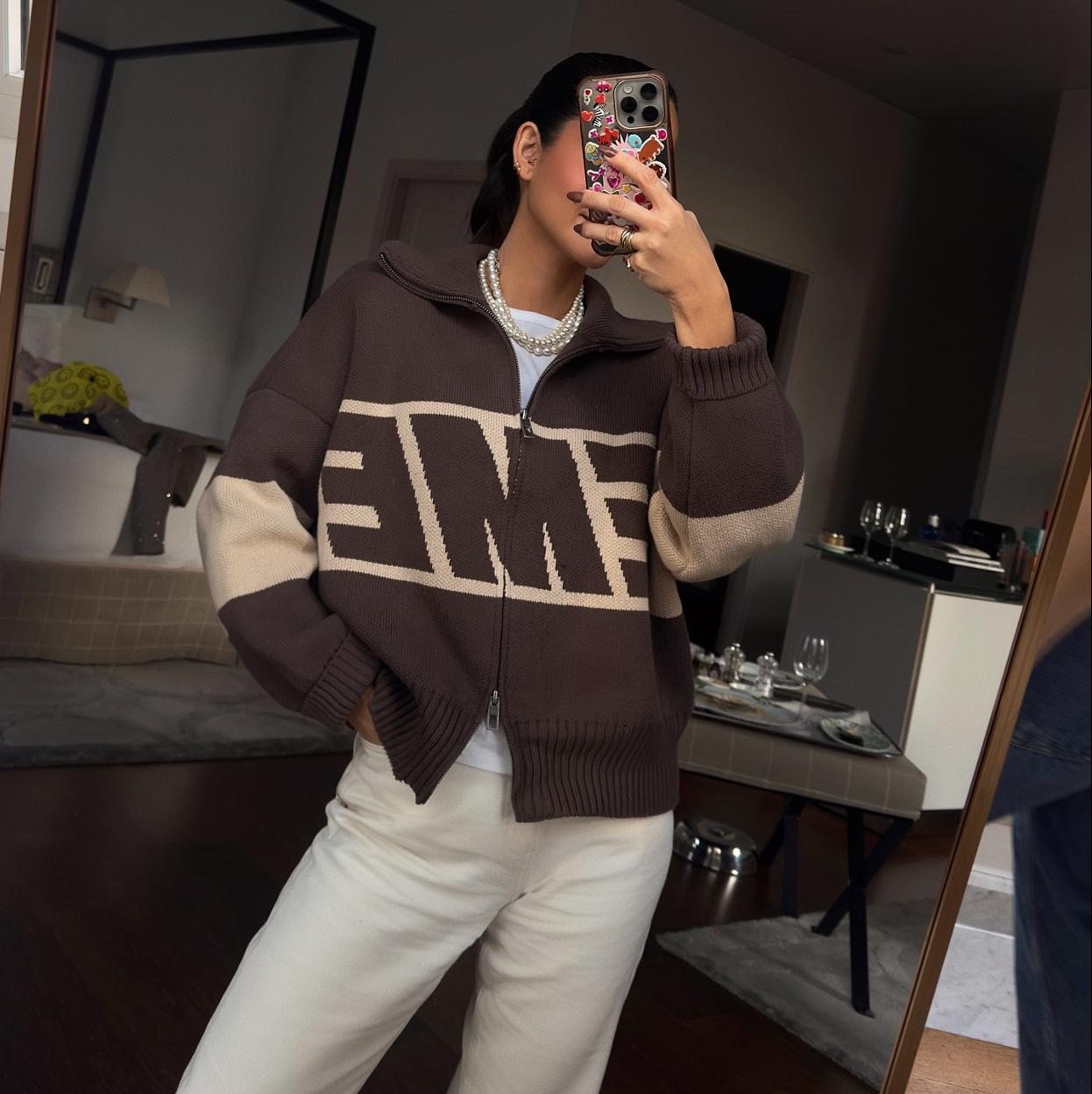 María Fernández-Rubíes con un jersey de Eme Studios.