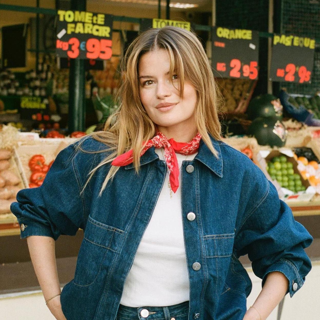 Influencer francesa con color de pelo tendencia parisian blonde