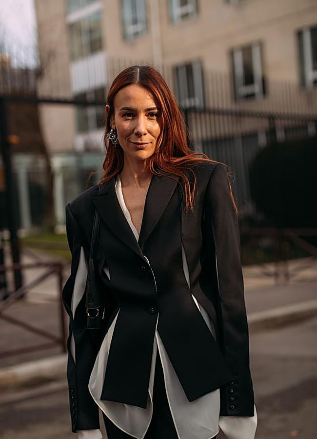 Imagen - Americana deconstruida con péplum, vista en el street style de París.