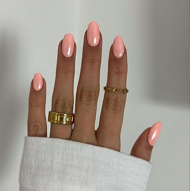 Uñas perladas en tono melocotón para primavera