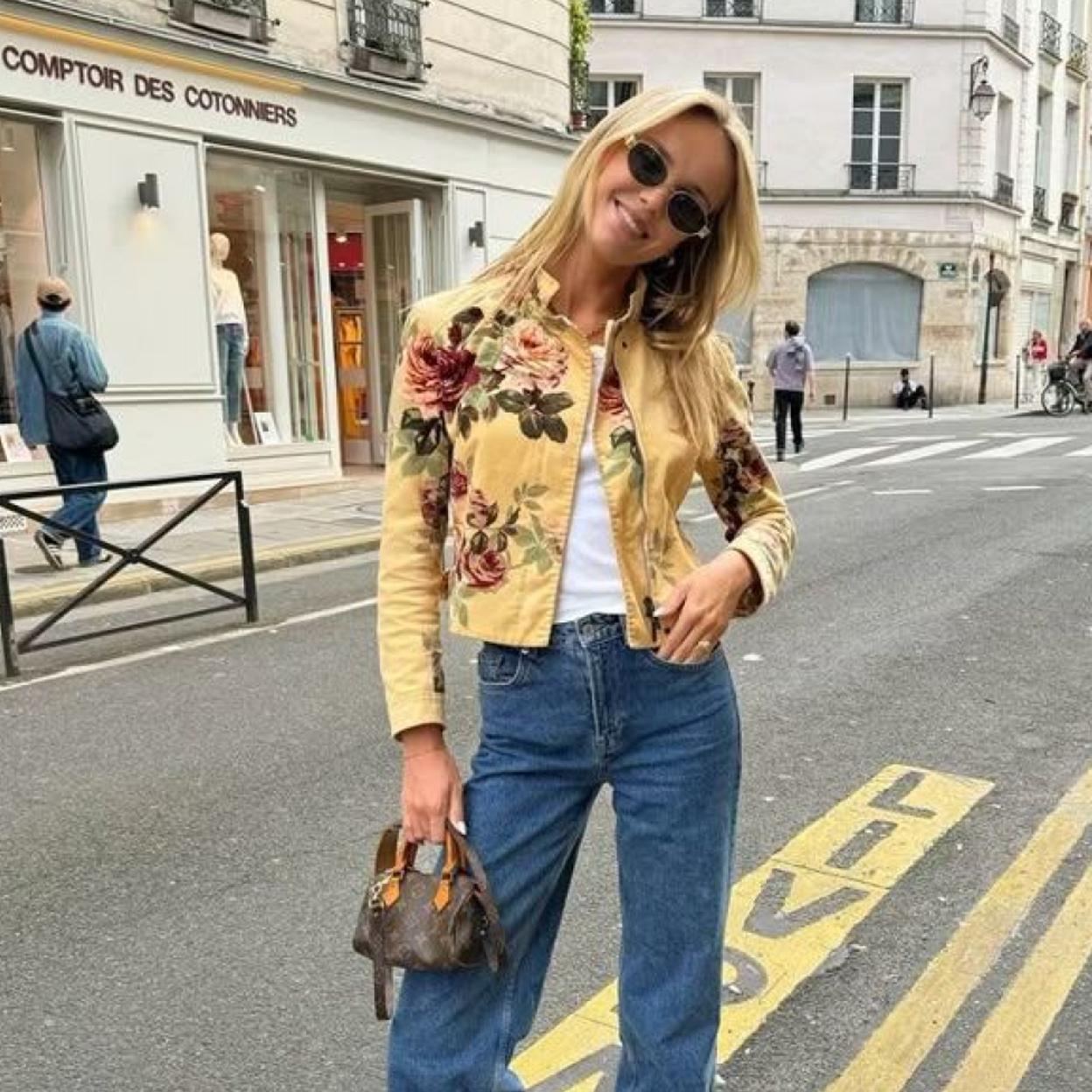 Influencer con chaqueta de flores para primavera