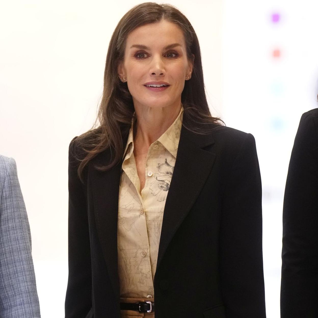La reina Letizia con una camisa estampada.
