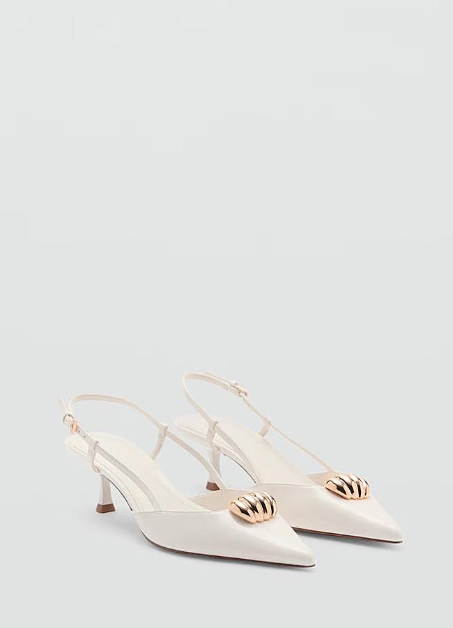 Imagen - Zapatos de tacón destalonados con detalle joya de Mango.