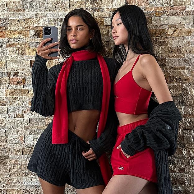 Estiramientos en pareja: tres ejercicios perfectos para hacer en dúo y trabajar cadera, pecho y hombros 