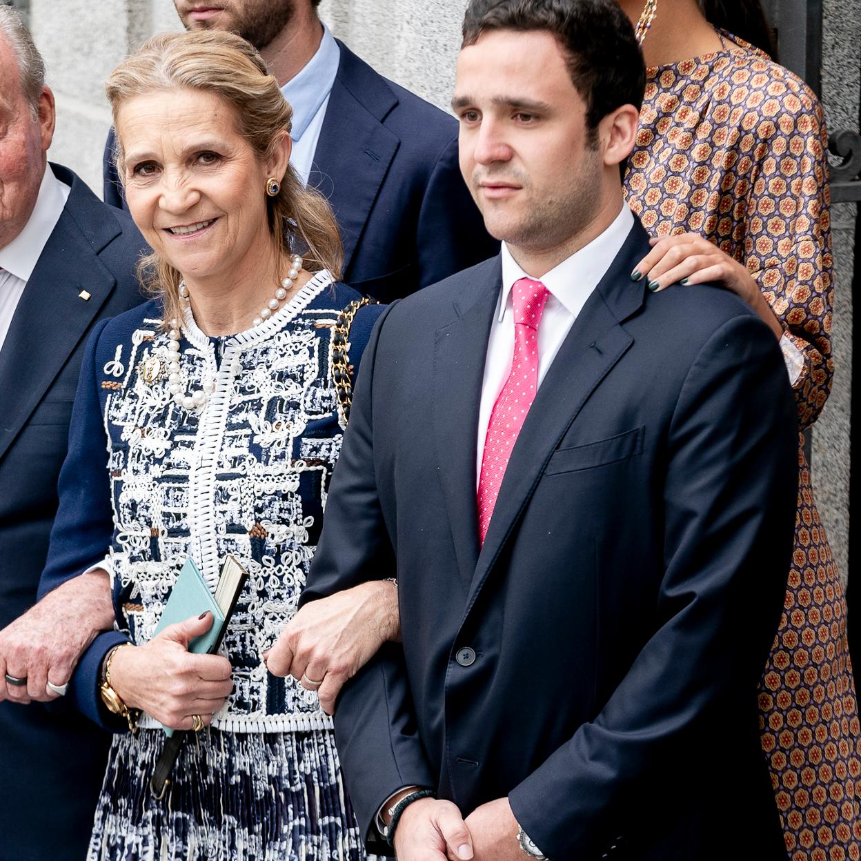 La infanta Elena, exultante en la boda del alcalde de Madrid junto a su hijo Froilán. 