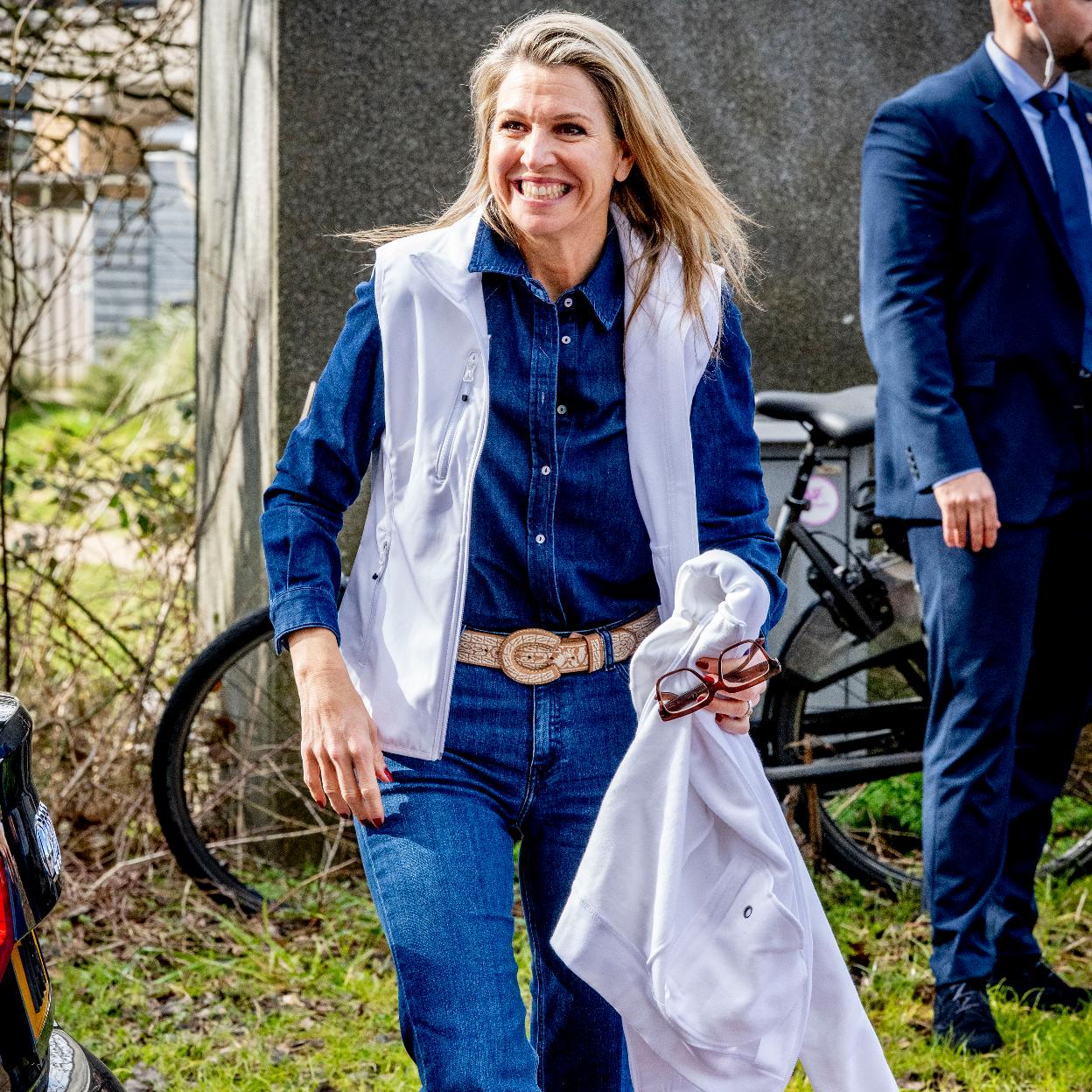 Maxima de Holanda con total look denim