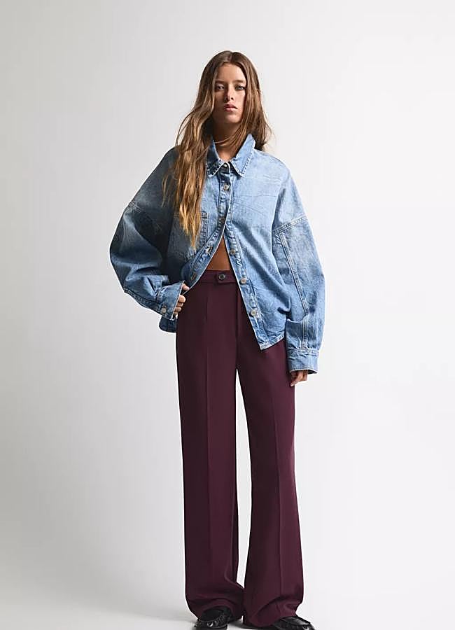 Imagen - Pantalón de traje burdeos de Pull&Bear, 25,99 euros.