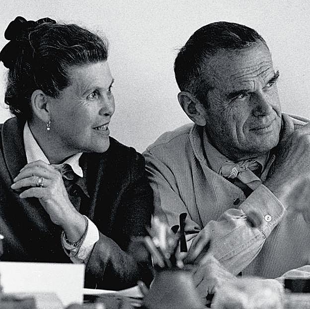 Ray y Charles Eames, el matrimonio que creó las sillas más famosas de la historia.