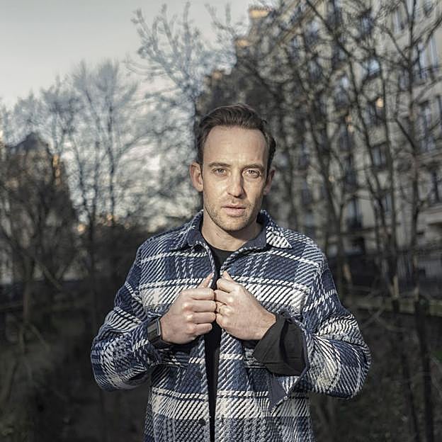 El escritor sueco fotografiado en las calles de París.