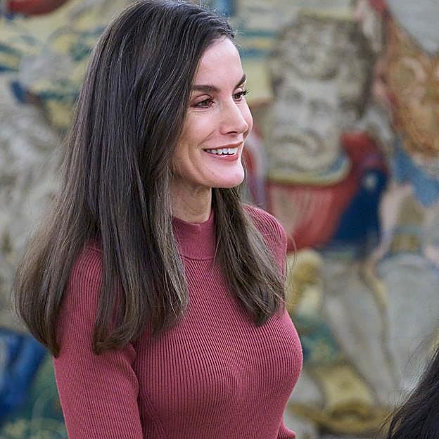 La reina Letizia sabe cuál es el look de lluvia perfecto: vestido de punto con significado y botas altas negras