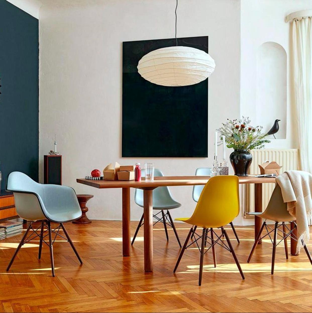 Diferentes versiones de la silla DSW de Charles y Ray Eames.