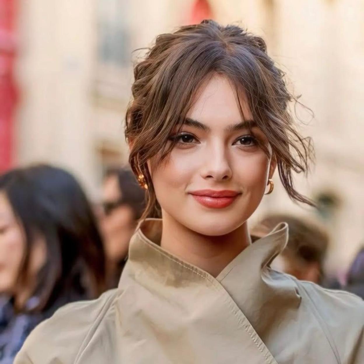 Deva Cassel con bálsamo de labios gloss