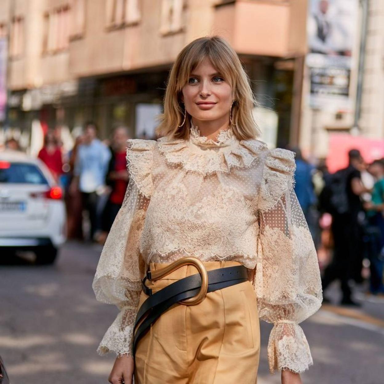 Influencer con camisa de guipur