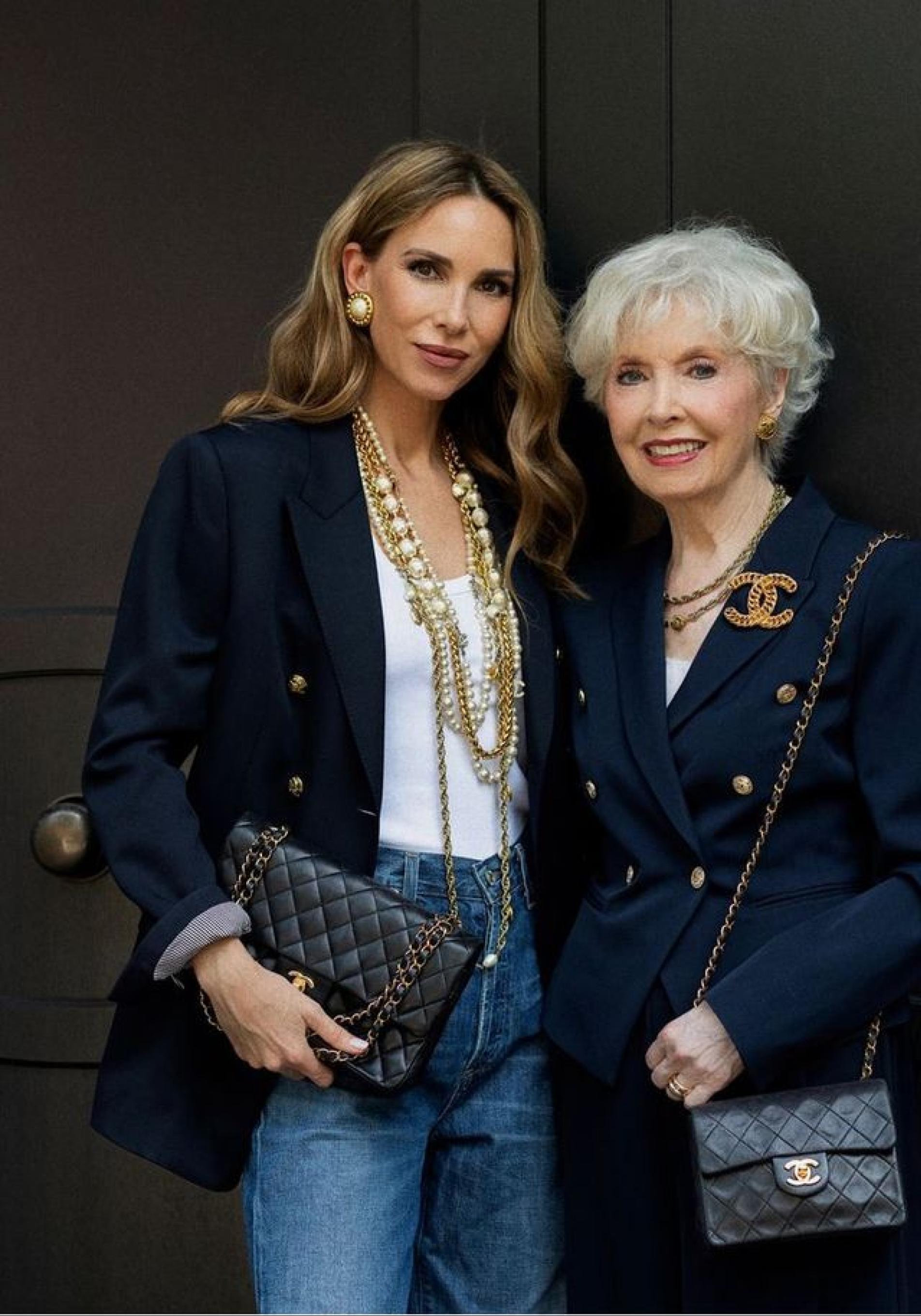 Influencer mayor de 50 años con collar de perlas