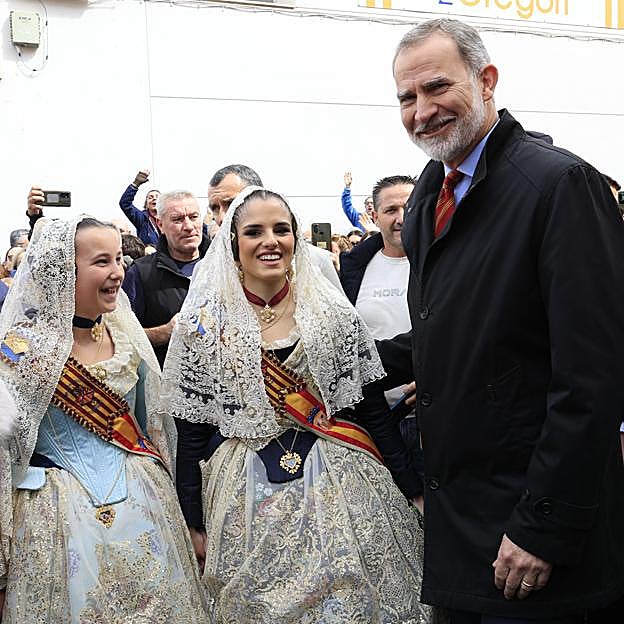 Así ha sido la visita sorpresa del rey Felipe VI a las Fallas de Torrent en el día grande de la fiesta valenciana
