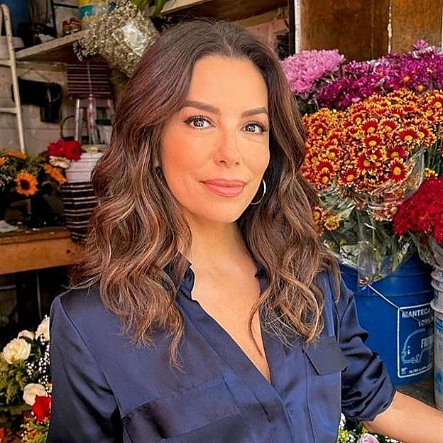 Eva Longoria con mechas woodlights en pelo ondulado