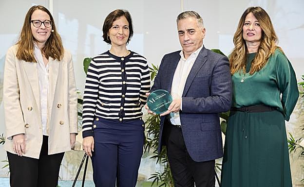 Ainhoa Garmendia, Responsable Recarga Pública de Iberdrola, junto a Paulo Carelli, Director Fiat España y Portugal; Rosa Caniego, Directora de Comunicación Fiat; y Elena Arnáiz, Directora de Márketing Fiat.