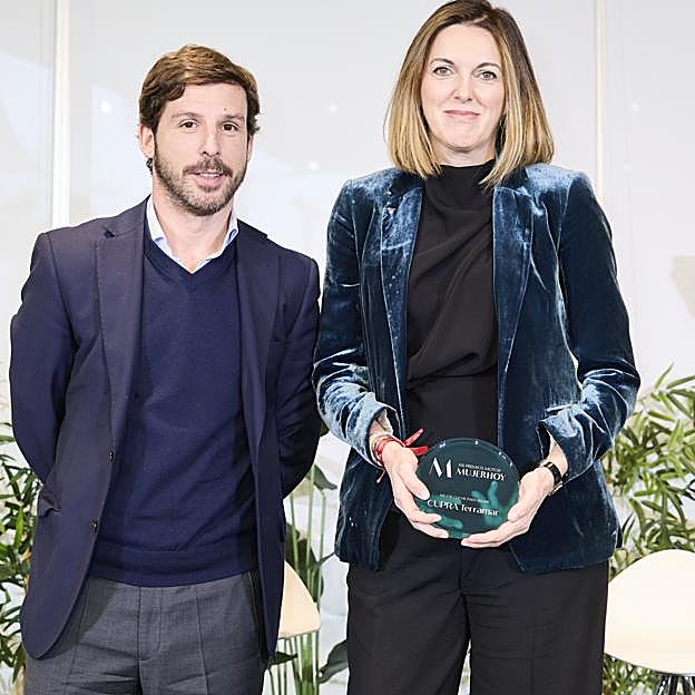 Miguel Ángel Fernández Delgado, Director General de Vocento Medios, junto a Carmen Cruz, Directora de Desarrollo de Red de CUPRA España.