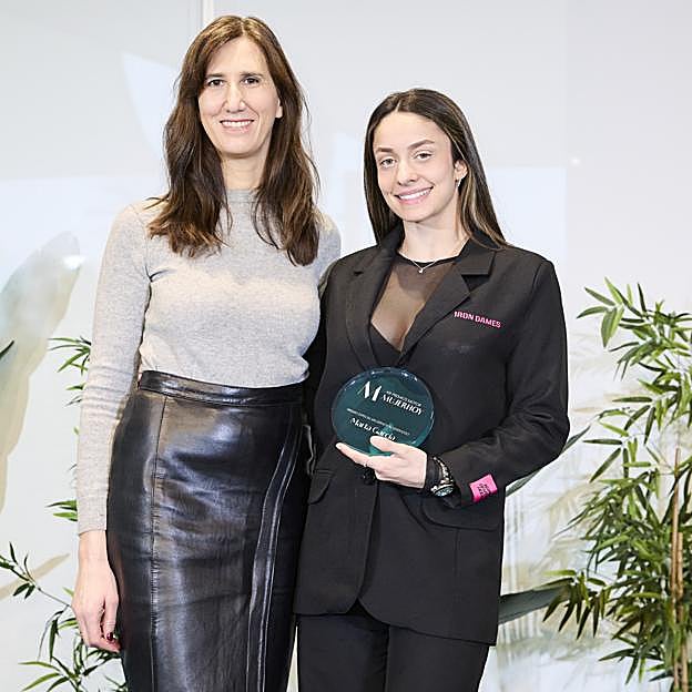 La piloto Marta García recoge el Premio Mujerhoy al Liderazgo de manos de María Fernández-Miranda, directora de Mujerhoy. 
