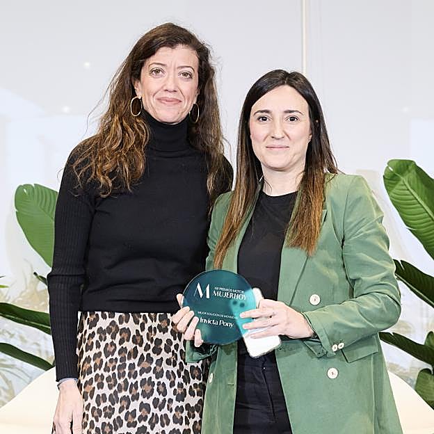 Marta González, Directora de Marketing de Invicta ha recogido el premio que le ha entregado Constanza Pasqual del Pobil, Directora de Comunicación de Bridgestone SWR. 
