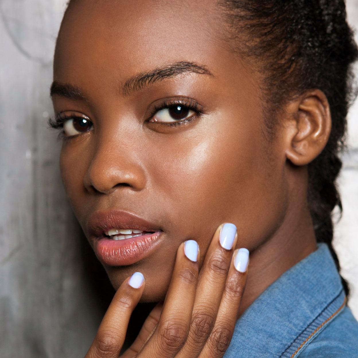 Esta primavera querrás llevar las uñas en azul bebé toda la estación