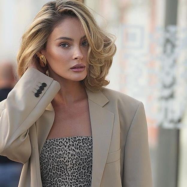 Influencer con italian lob cut de lado