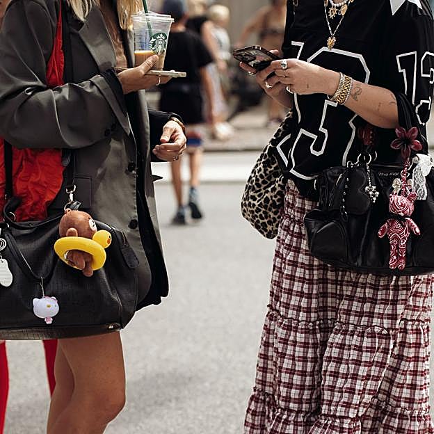 Muñecos utilizados a modo de charms en bolsos de lujo.