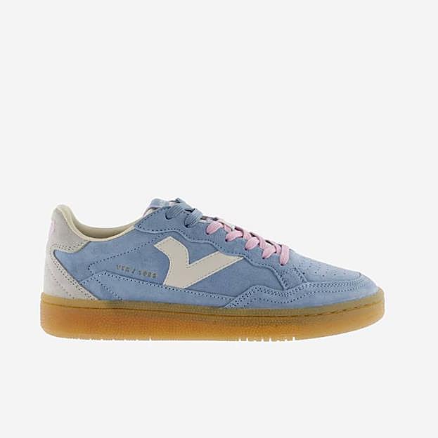 Zapatillas de serraje unisex con logotipo retro y suela color caramelo (89,90€)