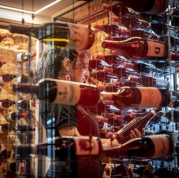 Lucía Araque en la bodega de Caíño, uno de los bares de vinos de moda en la ciudad de Madrid.