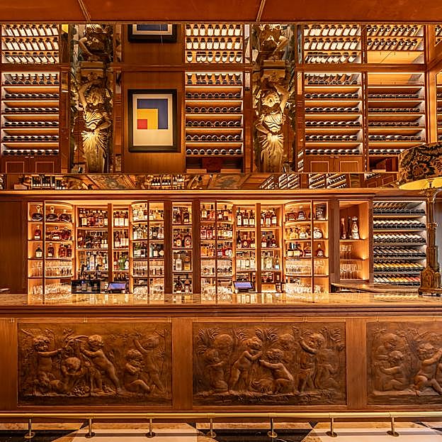 Barra y bodega de The Library, más que un bar de vinos un templo de la cultura vinícola situado en el corazón de Madrid.