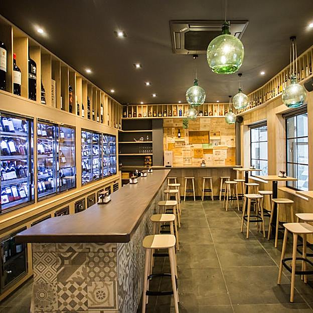 O'Secreto, el bar de vinos de A Coruña con más de 500 referencias en su carta, entre las que destaca la oferta gallega. 