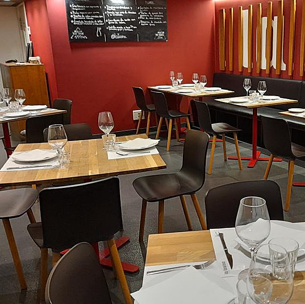 Comedor de La Tavina, el proyecto que permite disfrutar del vino en La Rioja a aficionados y expertos.