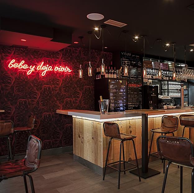 Interior de Winelovers, uno de los bares de vinos de referencia en Salamanca.