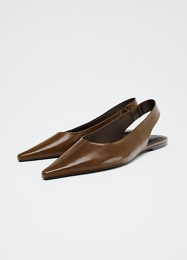 Imagen - Bailarina destalonada de piel en marrón de Zara.