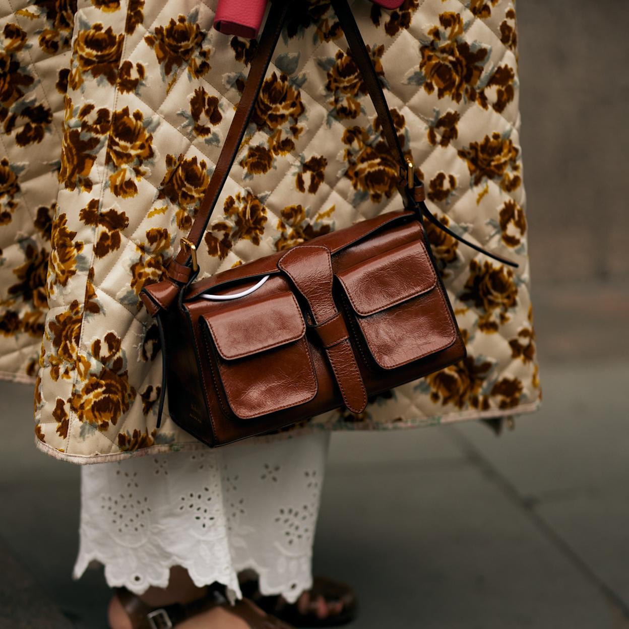 Bolso cargo: la tendencia de los 2000 que obsesiona a las francesas