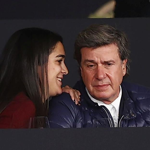 Bárbara Mirjan y Cayetano Martínez de Irujo, en una competición hípica. 