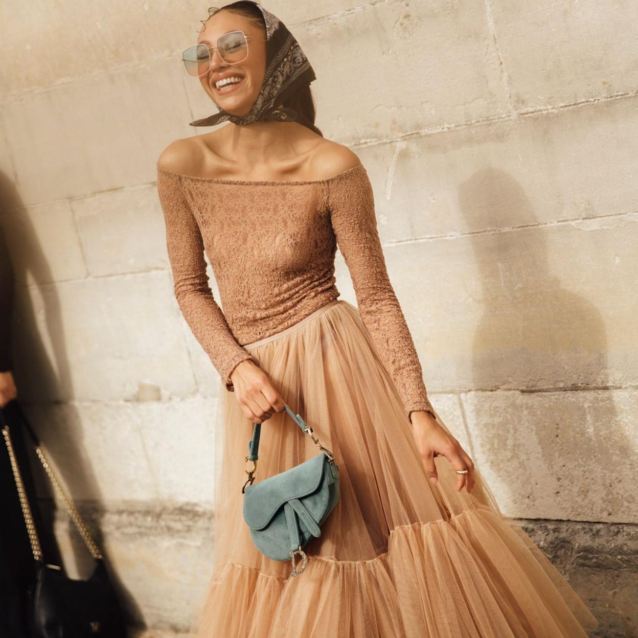 Influencer con falda larga