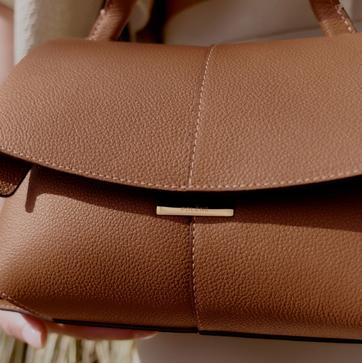 Imagen secundaria 1 - Bolso Mokki Mini de Polène en Camel y Ebony.