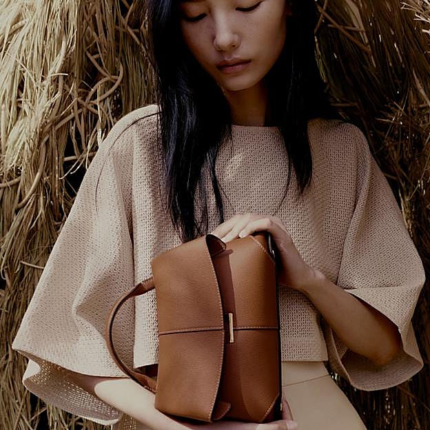 Imagen principal - Bolso Mokki Mini de Polène en Camel y Ebony.