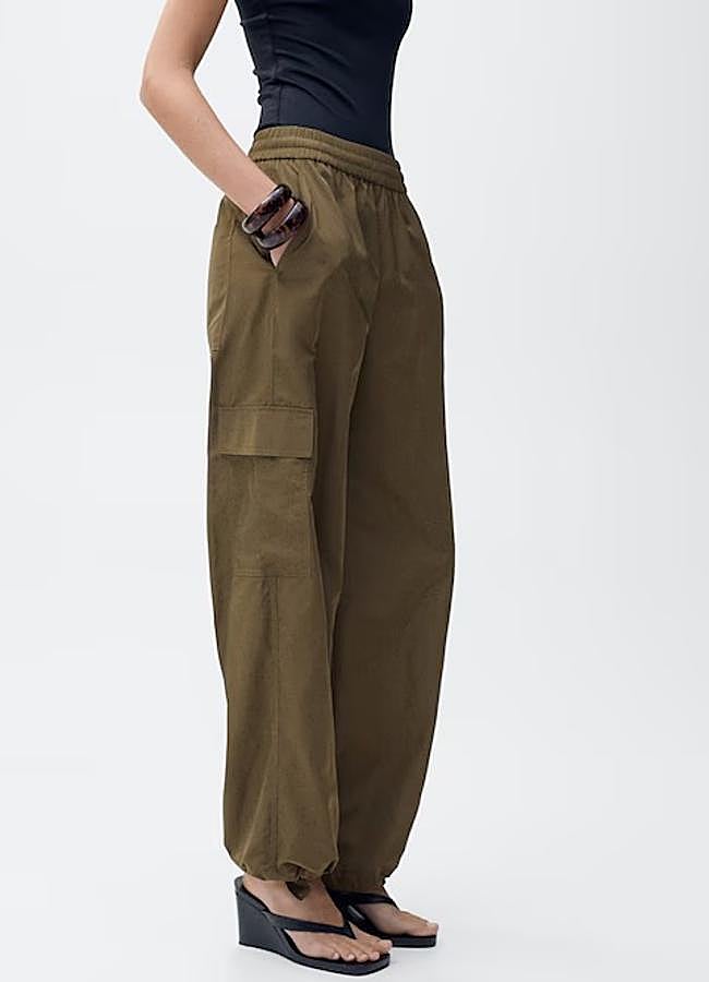 Imagen - Pantalón cargo de Mango con el bajo ajustable.