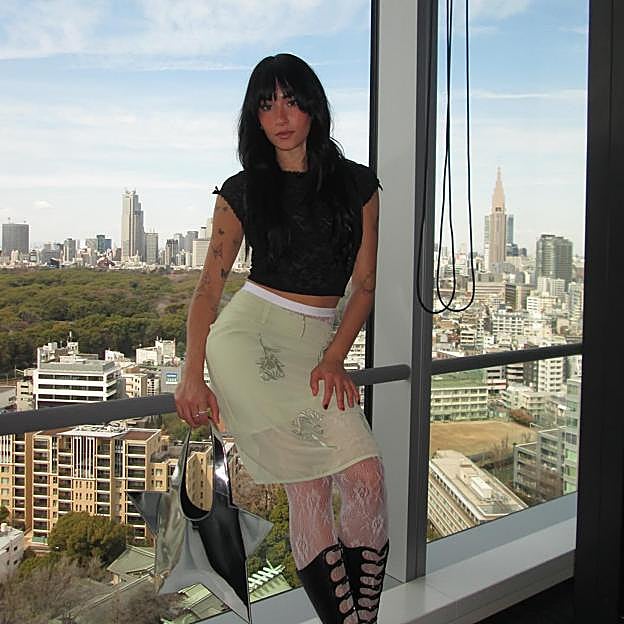 Aitana con unas medias de encaje de Calzedonia.